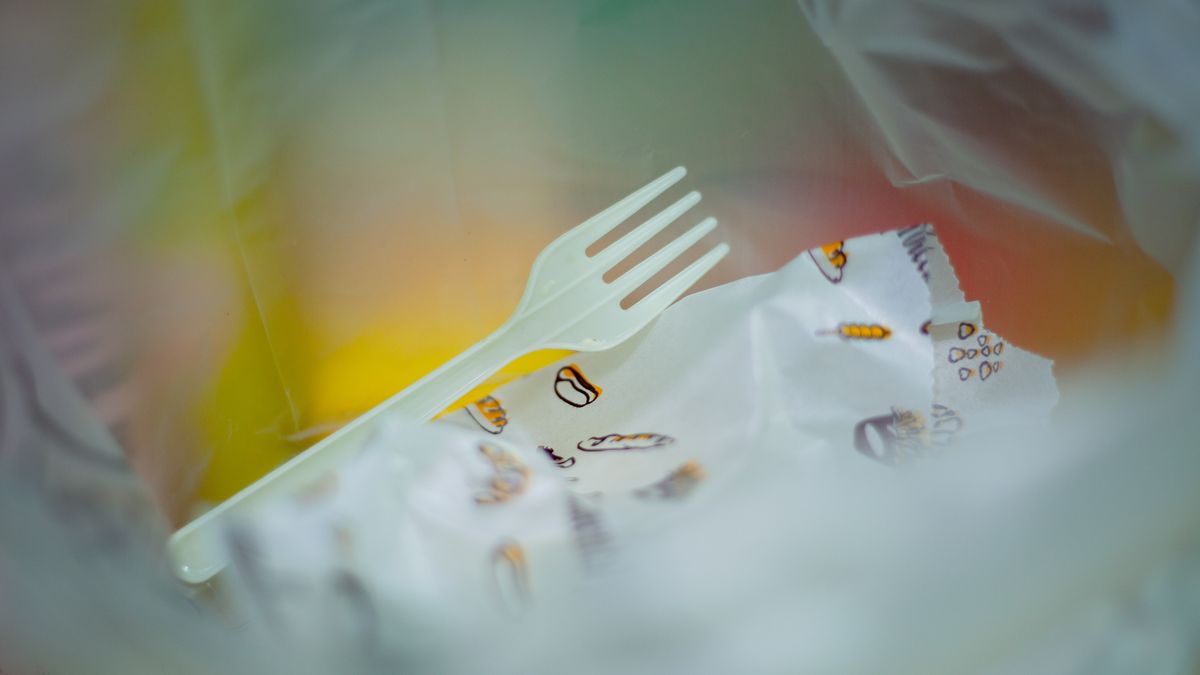 Plastikowe sztućce i słomki znikają z UE - od 3 lipca nie wolno ich wprowadzać do obrotu.