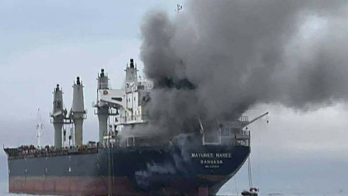 Wojna na Bliskim Wschodzie 2026
This handout photo taken on March 11, 2026 and released by the Royal Thai Navy shows smoke rising from the Thai bulk carrier 'Mayuree Naree' near the Strait of Hormuz after an attack. A Thai bulk carrier travelling in the crucial Strait of Hormuz was attacked March 11, with 20 crew members rescued so far, the Thai navy said. (Photo by Handout / ROYAL THAI NAVY / AFP) / -----EDITORS NOTE --- RESTRICTED TO EDITORIAL USE - MANDATORY CREDIT "AFP PHOTO / ROYAL THAI NAVY " - NO MARKETING - NO ADVERTISING CAMPAIGNS - DISTRIBUTED AS A SERVICE TO CLIENTS -
HANDOUT