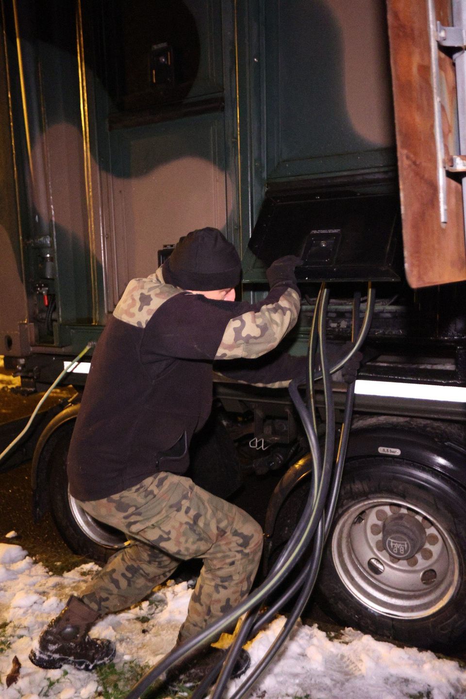 Żołnierze 9. Łódzkiej Brygady Obrony Terytorialnej podłączyli przy ul. Cichej agregat Keb 600 o mocy 400 kilowatów