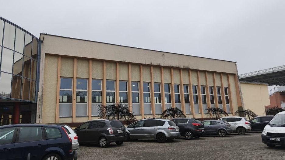 W jakim stanie technicznym jest mała hala sportowa MOSiR przy al. Niepodległości w Tarnobrzegu?