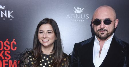 Żona Patryka Vegi w kropkach i piórach. Tak wyglądała na premierze filmu "Miłość, seks & pandemia"