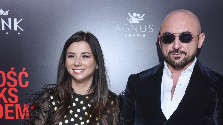 Patryk Vega z żoną na premierze filmu "Miłość, seks & pandemia" 