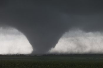 Tornado w Chinach porwało mężczyznę z 12. piętra. Razem z meblami i oknem