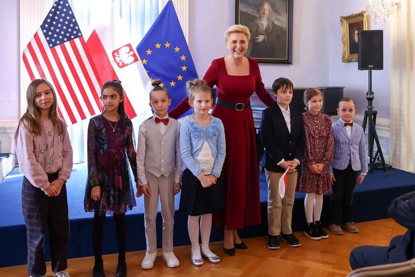 Pierwsza dama w bordowej sukience