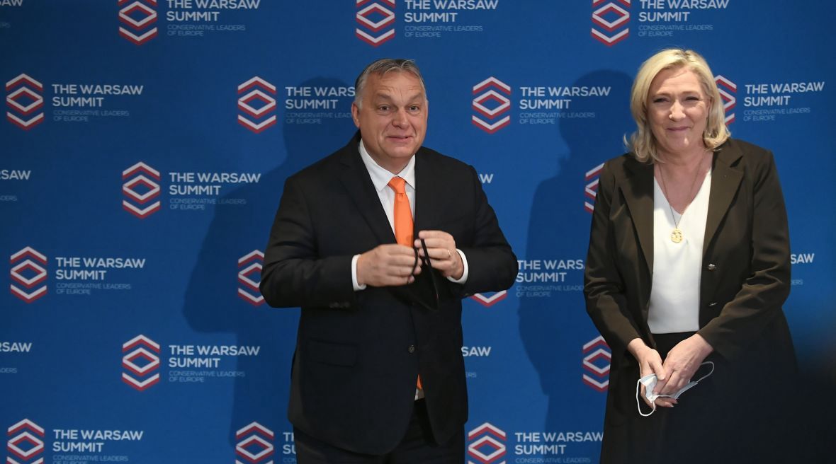 Viktor Orbán i Marine Le Pen na zjeździe liderów europejskich partii konserwatywnych i prawicowych. Warszawa, październik 2021 roku