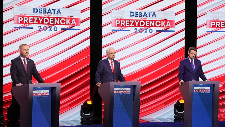 Warszawa, 17.06.2020. Kampania prezydencka 2020. Debata kandydatów na prezydenta RP, od lewej: prezydent RP Andrzej Duda, przewodniczšcy Unii Pracy Waldemar Witkowski i kandydat Koalicji Obywatelskiej, prezydent Warszawy Rafał Trzaskowski, 17 bm. w Telewizji Polskiej w Warszawie. Prowadzšcy zada uczestnikom po pięć pytań dotyczšcych polityki zagranicznej, bezpieczeństwa, polityki społecznej, gospodarki i ustroju państwa. (mr) PAP/Paweł Supernak