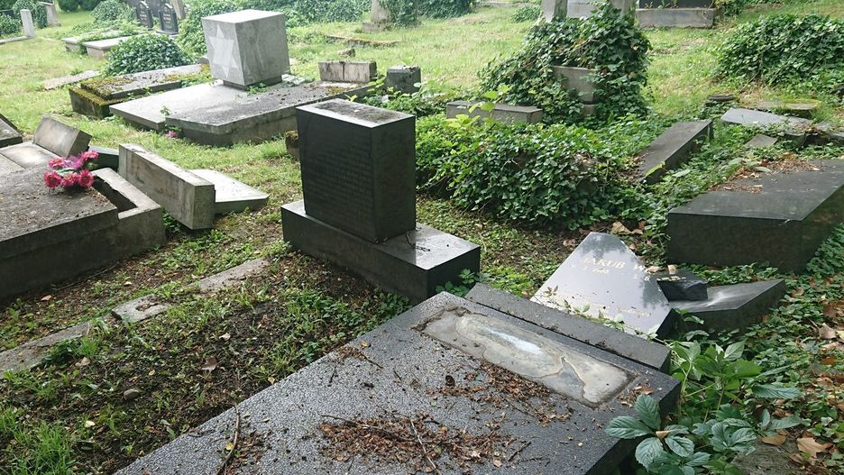 Śląskie. Do dewastacji cmentarza żydowskiego w Bielsku-Białej doszło w sobotę 26 czerwca.