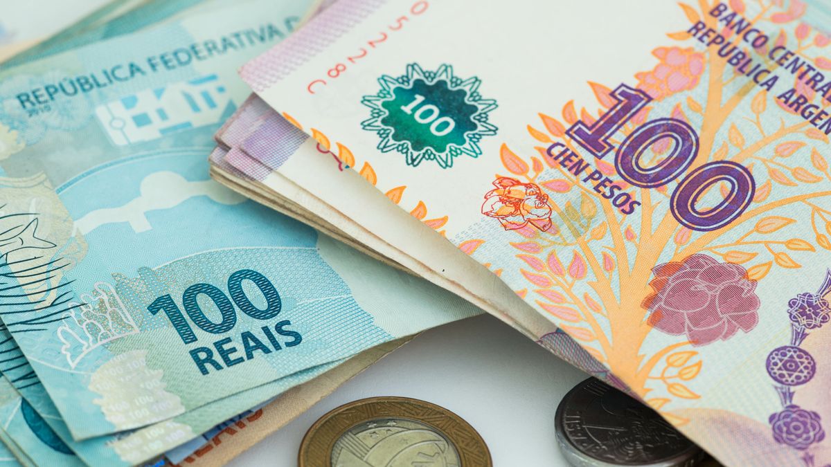 Brazilian money reais and Argentinian peso  / business concept
AndrzejRostek
argentina, brazilian, peso, reais, money, business, south america, currency, brazil, pesos, commerce, cash, investment, value, saving, credit, loan, bank, economy, sao paulo, travel, rio, buenos aires