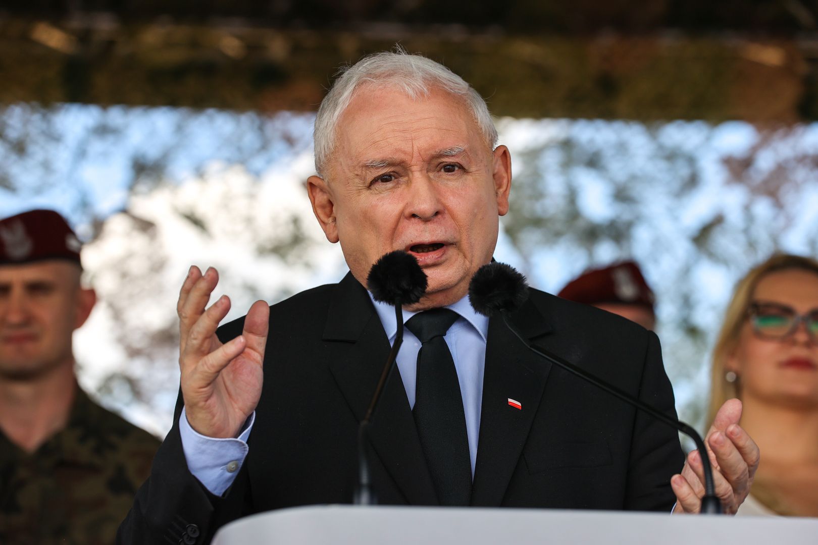 Uniejów, 14.08.2023. Wicepremier, prezes PiS Jarosław Kaczyński przemawia podczas pikniku wojskowego w Uniejowie, 14 bm. Trwają obchody rocznicy Bitwy Warszawskiej oraz Święta Wojska Polskiego, które w tym roku odbywają się pod hasłem "Silna Biało-Czerwona". (mr) PAP/Marian Zubrzycki