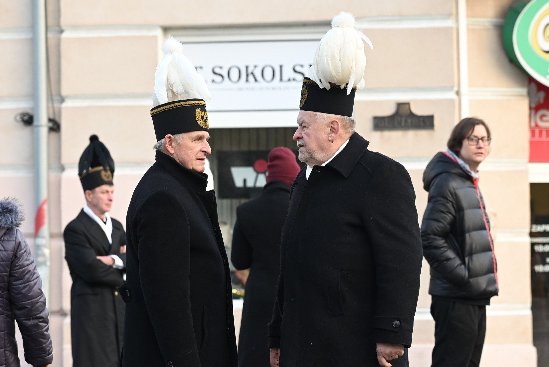 Górnicy podczas Pochodu Barbórkowego w Kielcach 4 grudnia 2025. Uczestnicy przemaszerowali ulicami miasta w galowych strojach górniczych.