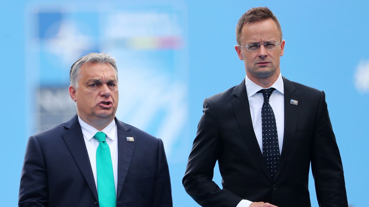 Meeting of NATO Heads of State and Government in Brussels
epa06882698 Hungary's Prime Minister Viktor Orban (L) and Hungary's Foreign Minister Peter Szijjarto arrive for the second day of a NATO summit in Brussels, Belgium, 12 July 2018. NATO countries' heads of states and governments gather in Brussels for a two-day meeting.  EPA/TATYANA ZENKOVICH / POOL 
Dostawca: PAP/EPA.
TATYANA ZENKOVICH / POOL