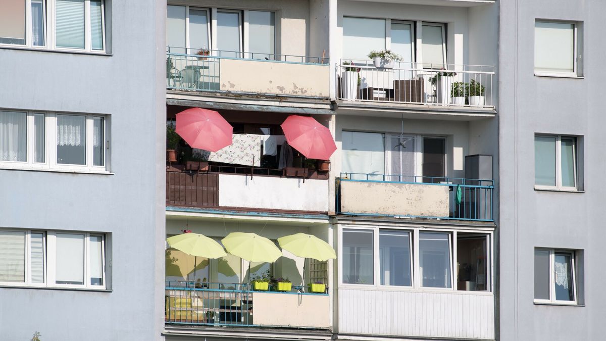 Upały doskwierają szczególnie w blokach. Lokatorzy, żeby "schować" mieszkania w cieniu montują m.in. parasole