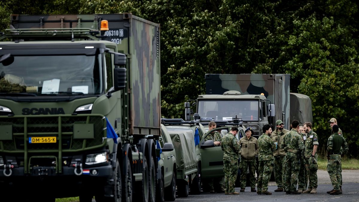 Archiwum zagraniczne East News 2025-09
GILZE-RIJEN - Military vehicles carrying air force personnel from the 11th Airmobile Brigade depart from Gilze-Rijen Air Base for Poland, where the Falcon Autumn exercise will take place. The soldiers will practice rapid military response should this be necessary on NATO's eastern border. ANP ROBIN VAN LONKHUIJSEN netherlands out - belgium out
Robin van Lonkhuijsen