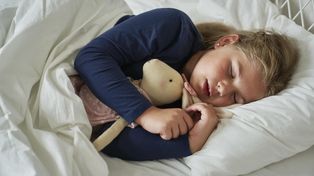 Jak przywrócić dziecku rytm snu po wakacjach? Spokojnie, krok po kroku