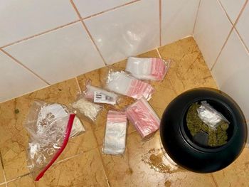 Młodzi dilerzy nad morzem. Porzucili auto z pieniędzmi i kluczem do pokoju