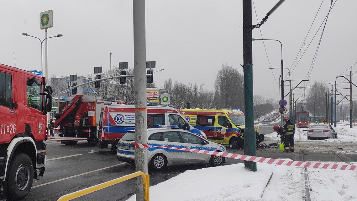 Bytom. Dwie osoby ucierpiały w zderzeniu karetki pogotowia i samochodu osobowego.