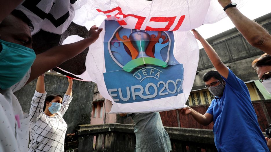 epa09335160 Indian soccer fans arrange a huge sky lantern with a best wishes message for the two teams, Italy and England, before the final match of UEFA EURO 2020 in Kolkata, Eastern India, 10 July 2021. The final match will be held at Wembley Stadium in London, England on 11 July 2021.  EPA/PIYAL ADHIKARY Dostawca: PAP/EPA.