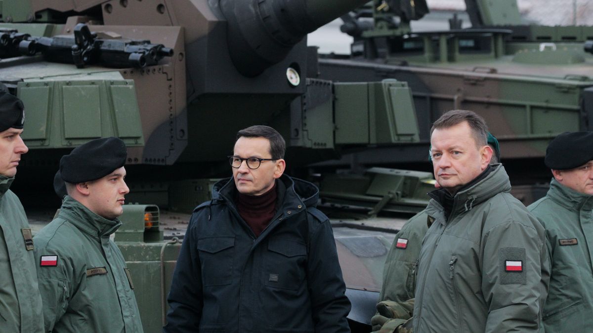 Premier Mateusz Morawiecki i wicepremier, minister obrony narodowej Mariusz Błaszczak  podczas przekazania czołgów K2 żołnierzom Wojska Polskiego
