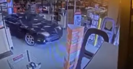 Chaos w sklepie. Wjechało auto. Wszystko nagrała kamera