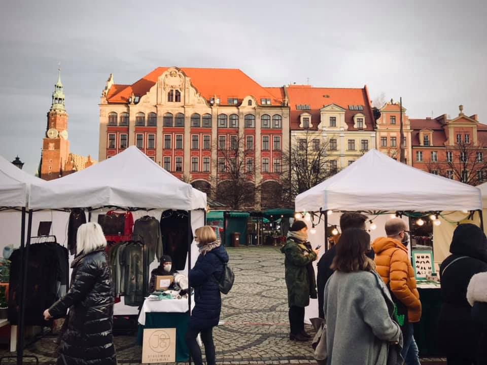 Wrocław. Ręki Dzieła Fest. Lokalni artyści prezentują swoje wyroby na pl. Solnym