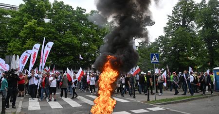 Protestujący zaatakowali dziennikarkę. "Chcecie zadymy?"