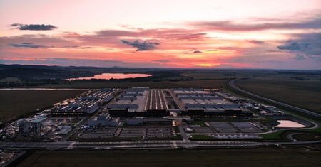 Fabryka w Jaworze ruszyła z produkcją akumulatorów. To nie koniec rozwoju Mercedesa