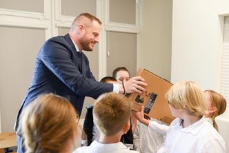 Laptopy dla uczniów. Posłowie grzeją się w blasku rządowego programu