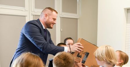 Laptopy dla uczniów. Posłowie grzeją się w blasku rządowego programu