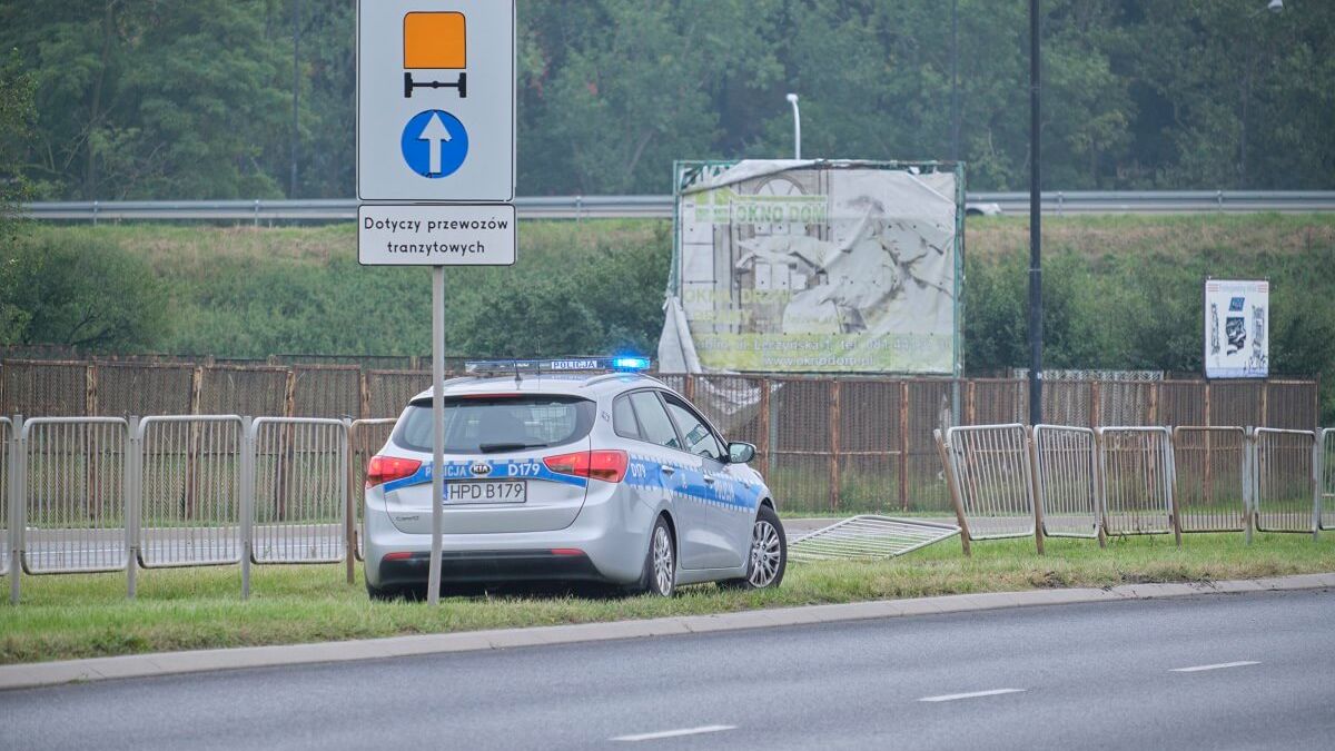 Uszkodzone barierki na pasie rozdzielającym jezdnie na al. Tysiąclecia
