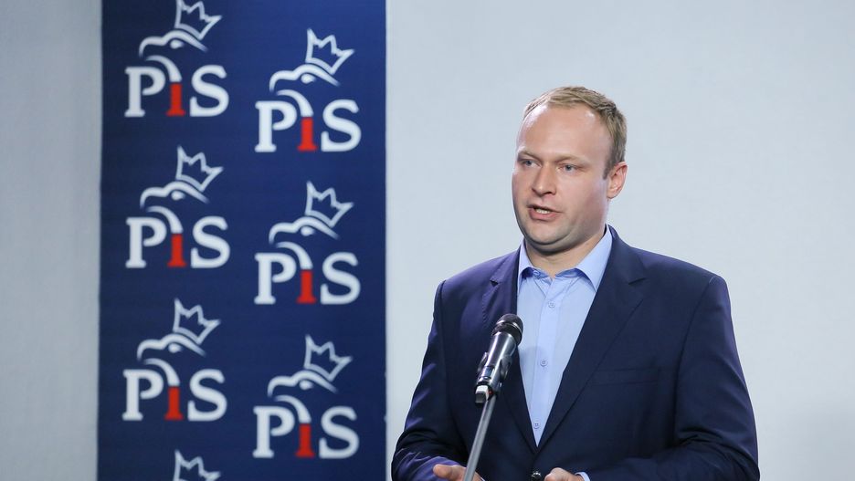 Marcin Mastalerek
Warszawa, 17.09.2015. Rzecznik prasowy sztabu wyborczego PiS Marcin Mastalerek podczas konferencji na kt�rej zaprezentowano spot "Wszyscy ludzie Ewy Kopacz", 17 bm. w Warszawie. (mae) PAP/Pawe� Supernak
Pawe� Supernak
briefing, konferencja, Marcin Mastalerek, pis, polityk, polityka, prezentacja, sport, Wszyscy ludzie Ewy Kopacz