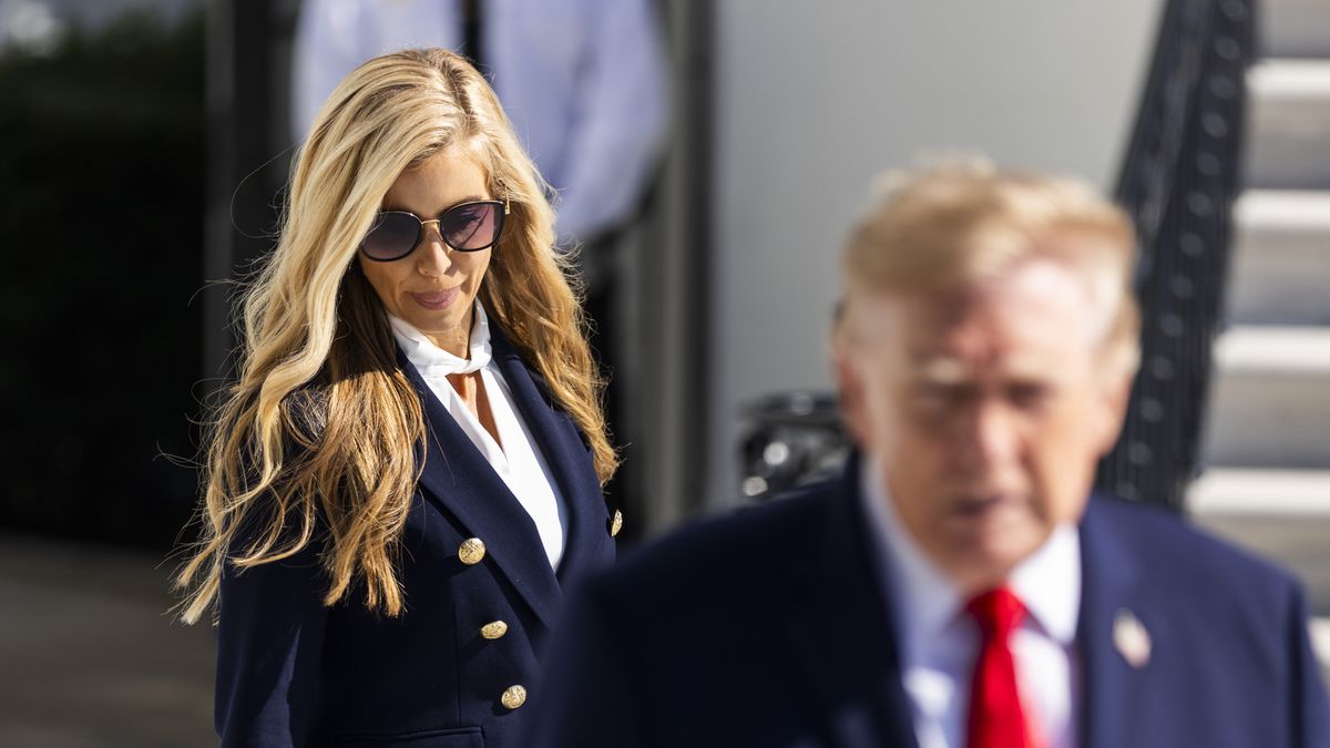 (FILE) - US President Donald Trump (R), flanked by White House Press Secretary Katie Zacharia, speaks to reporters as he departs the White House for Alaska, in Washington, DC, USA, 13 October 2026 (re-issued 16 October 2026). The White House on 16 October 2026 confirmed Katie Zacharia was "tranisioning out" of her role as White House press secretary. EPA/JIM LO SCALZO Dostawca: PAP/EPA.