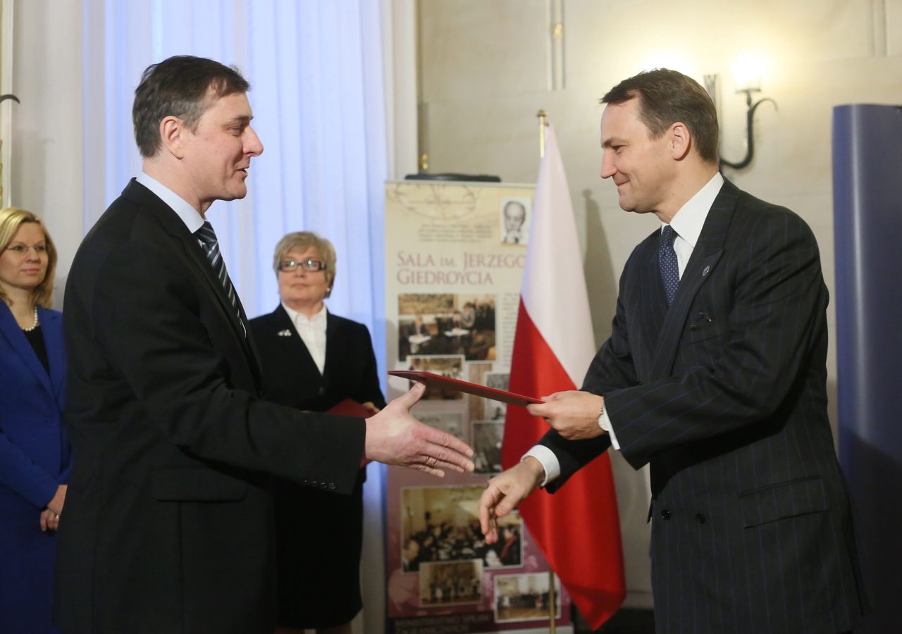 Tomasz Chłoń (z l.) odbierający nominację na ambasadora RP w Republice Słowacji, 2013 r. 