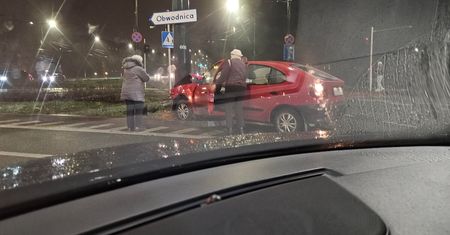 Renault wbił się w słup na ruchliwym rondzie w Lublinie! Starsza kobieta straciła panowanie nad autem [ZDJĘCIA]