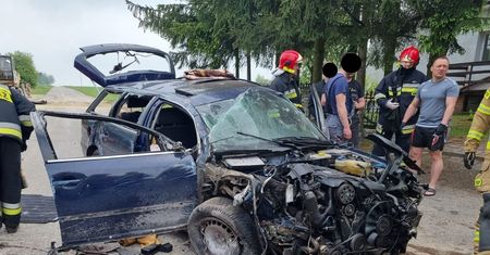 Lubelszczyzna. Tajemniczy wypadek. Auto uderzyło w kościelny mur