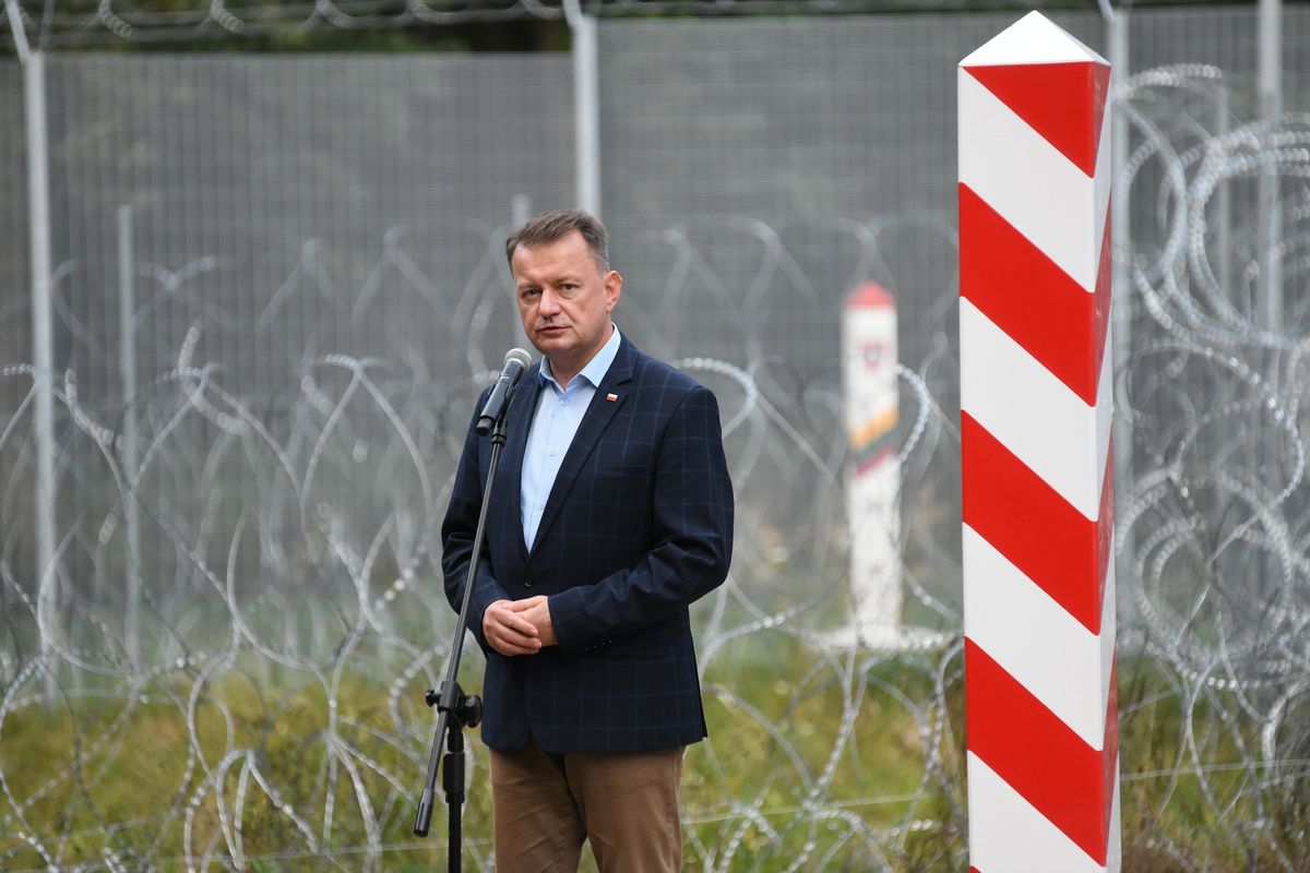 Minister obrony Mariusz Błaszczak w pobliżu osady leśnej Szlamy w woj. podlaskim
