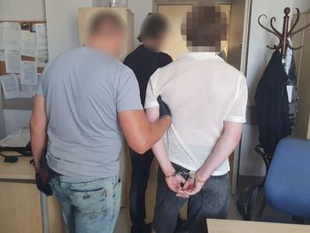 Warszawa: Policyjna zasadzka przy paczkomacie. Młody Białorusin nadawał duże ilości narkotyków