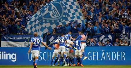 Wściekli kibice zaatakowali piłkarzy Schalke po przegranym meczu z Arminią Bielefeld.