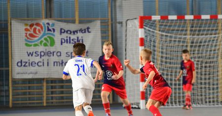 Młodzi piłkarze w Powiatowej Hali Sportowej przy Pola w Pile