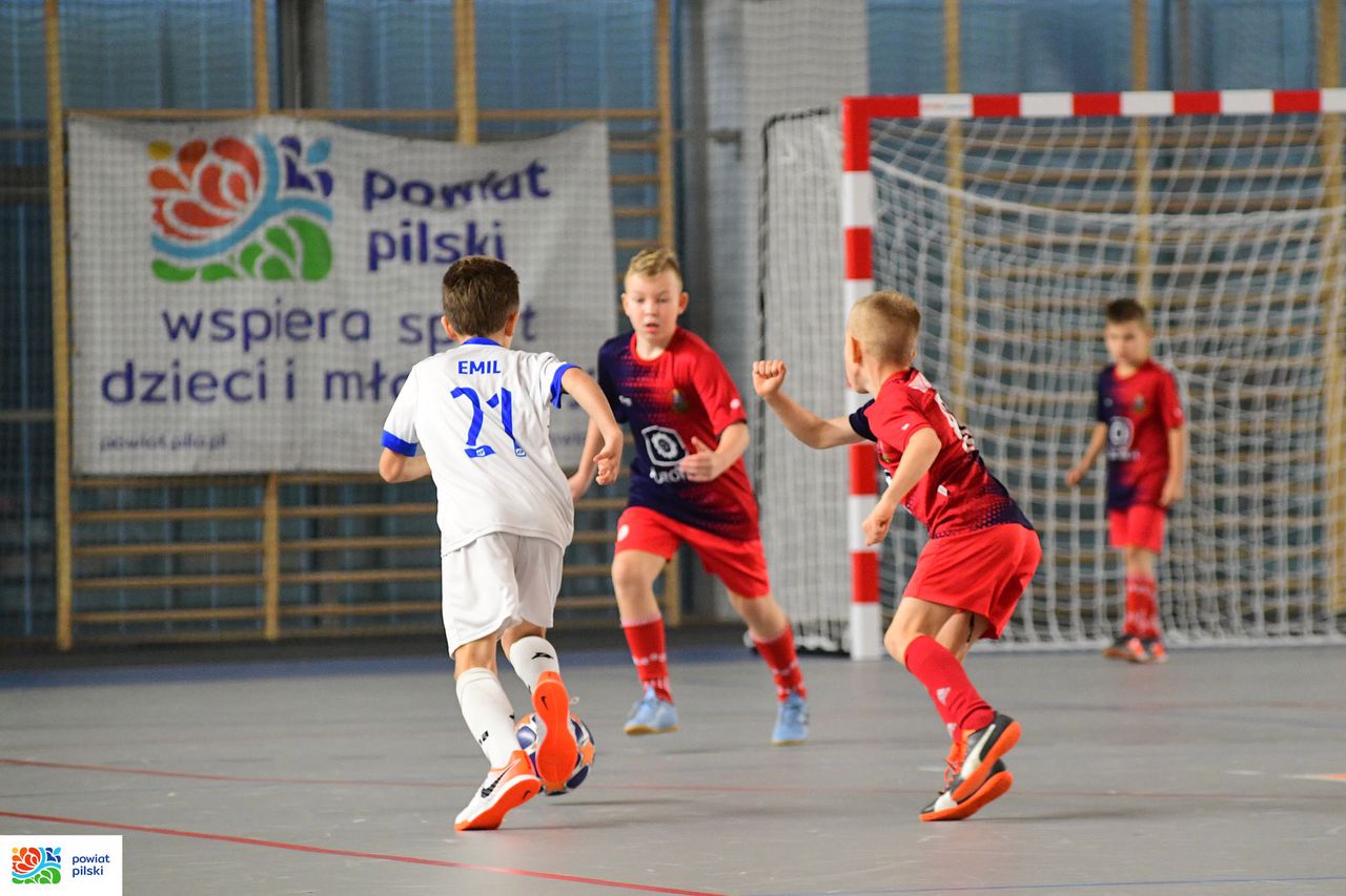 Młodzi piłkarze w Powiatowej Hali Sportowej przy Pola w Pile