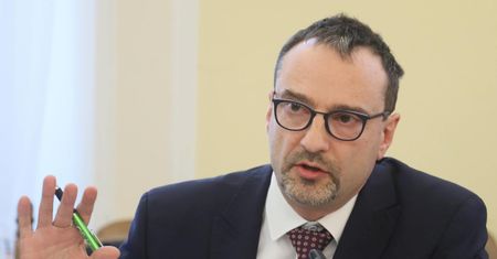 Wiceminister refundował drogi lek na raka, choć były tańsze zamienniki. "Przez niego tracimy miliony"