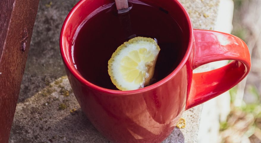 Ani herbata z cytryną, ani suplementacja witaminy C nie pomogą w czasie infekcji