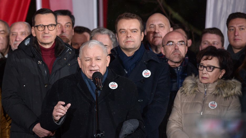 Warszawa, 11.01.2024. Prezes PiS Jarosław Kaczyński (C-L), były premier Mateusz Morawiecki (2L), posłowie PiS Elżbieta Witek (2P) i Rafał Bochenek (C) na organizowanej przez Prawo i Sprawiedliwości manifestacji ph. "Protest Wolnych Polaków" pod siedzibą Sejmu w Warszawie, 11 bm. (ad) PAP/Marcin Obara