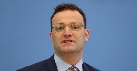 Koronawirus. Niemcy. Szef federalnego resortu zdrowia Jens Spahn został opluty