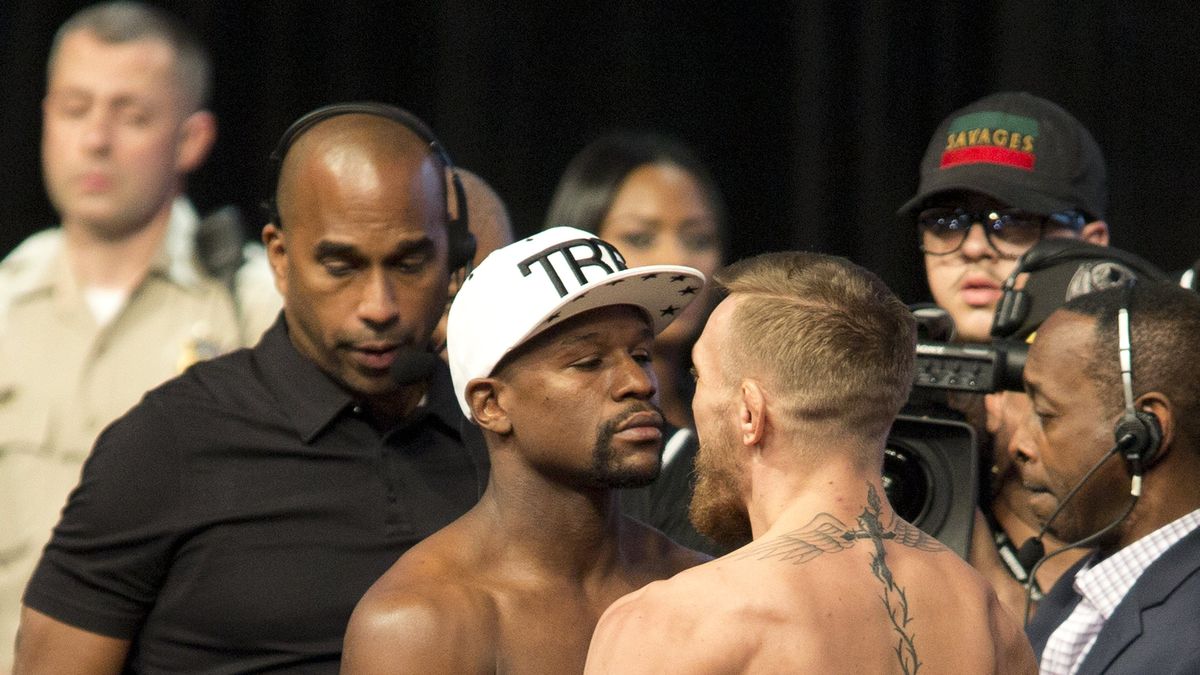 Conor McGregor i Floyd Mayweather jr podczas ceremonii ważenia