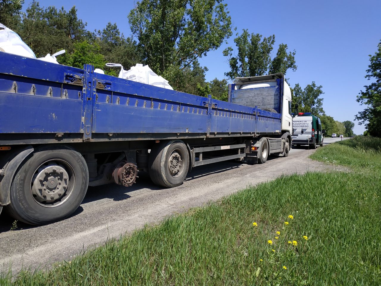 Przewoził kostkę naczepą bez koła. Inspektorzy nie mogli uwierzyć