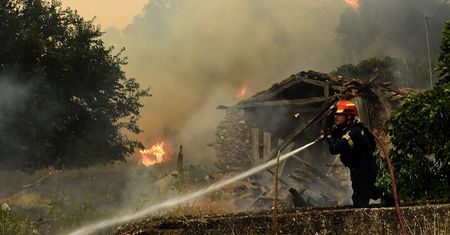Pożar w Grecji. Ewakuacja wiosek w pobliżu Koryntu