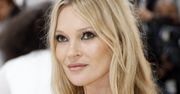 Przyszła w prześwitach na Met Galę. Kate Moss włożyła "slip dress"