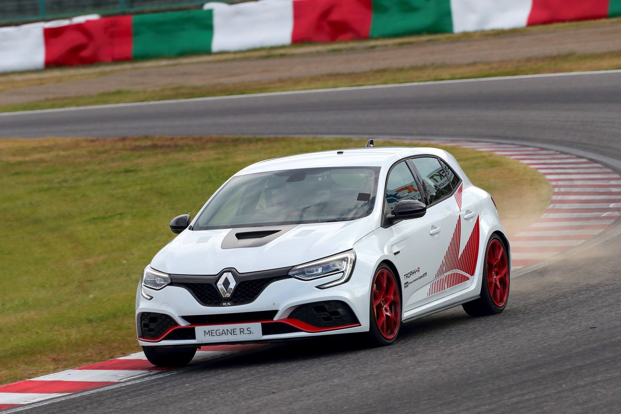 Renault po raz kolejny udowadnia, że wie jak tworzyć szybkie auta.