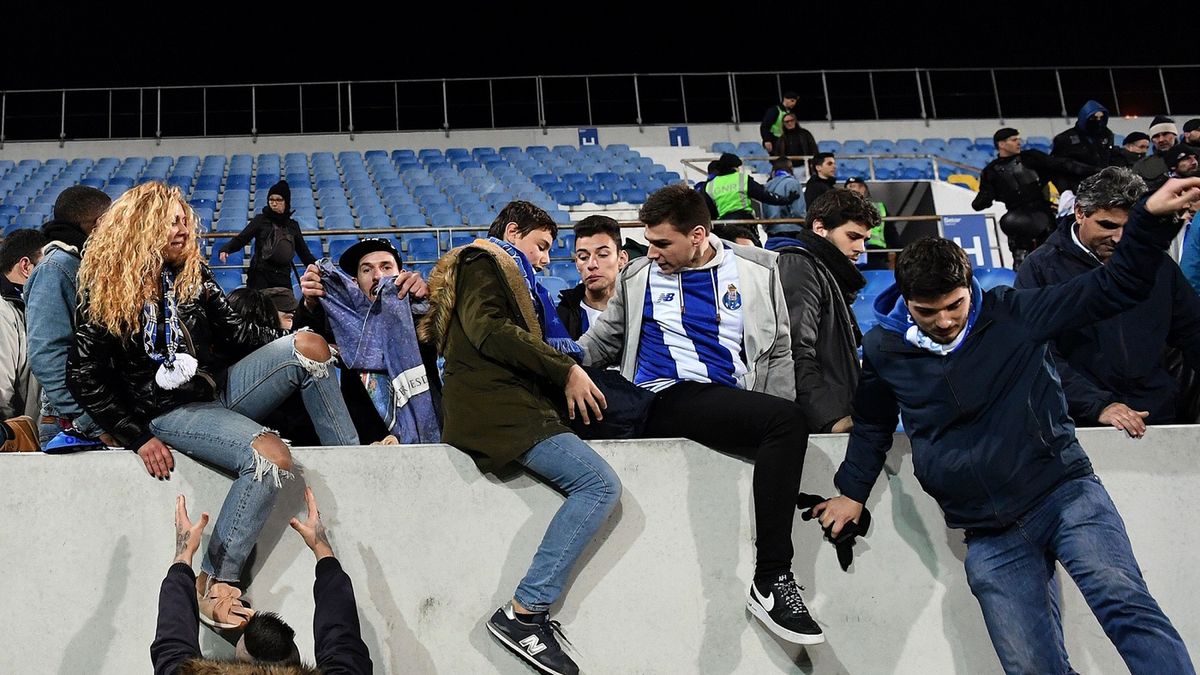 Zdjęcie okładkowe artykułu: East News / Francisco Leong / Na zdjęciu: kibice opuszczający trybunę podczas meczu GD Estoril Praia - FC Porto