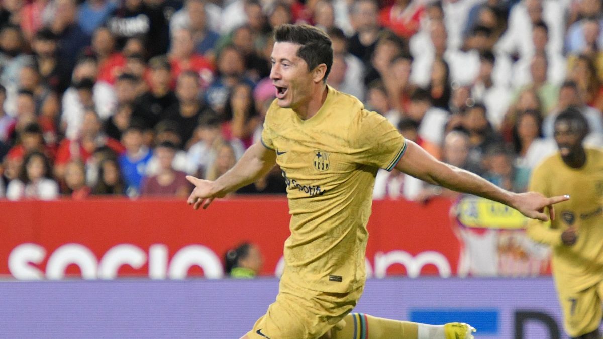 PAP/EPA / RAUL CARO  / Na zdjęciu: Robert Lewandowski